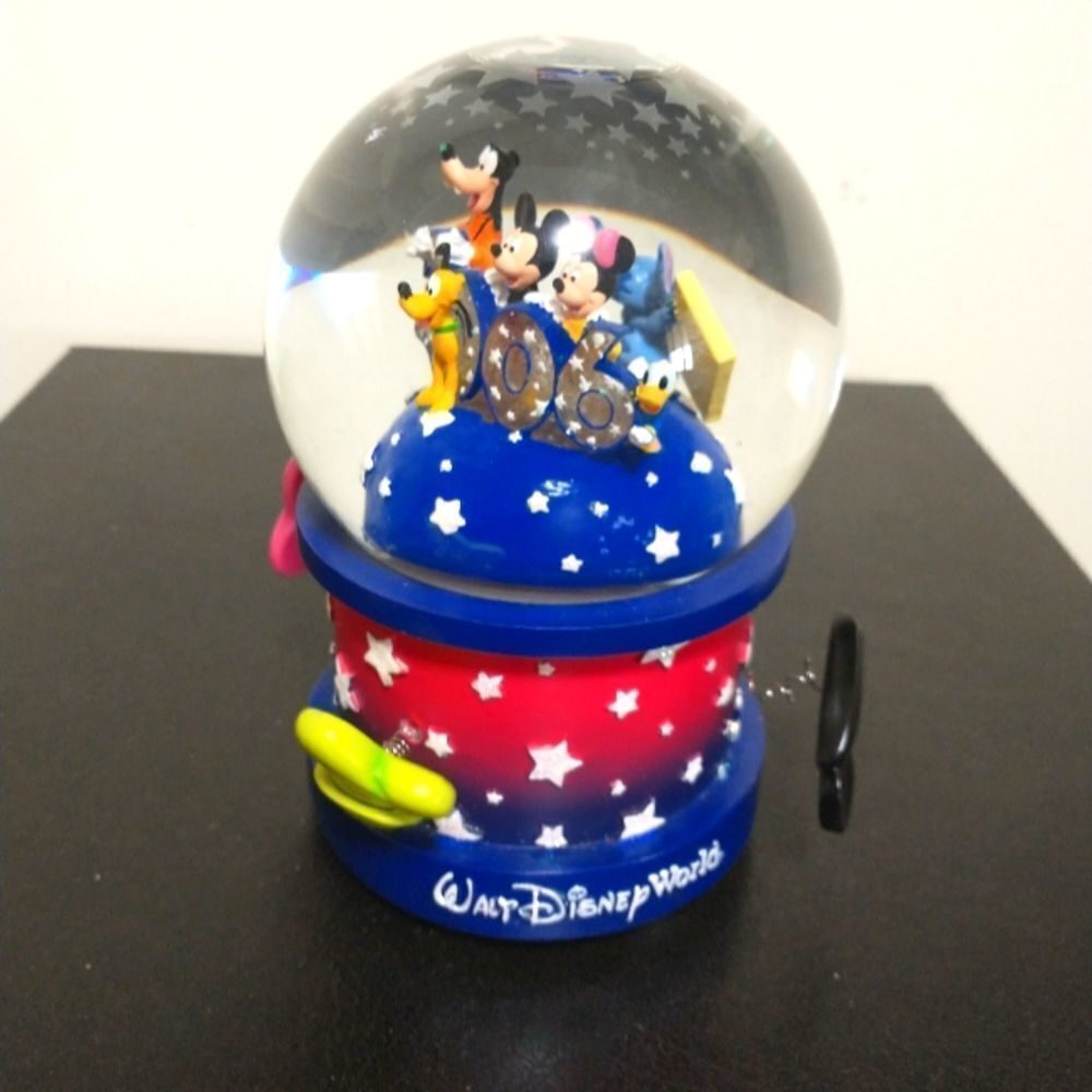 2006 Walt Disney Snow Globe